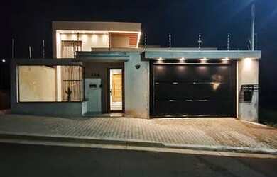 Imagem: A casa possui 3 Dormitórios, 3 Banheiros, 5 Vagas na garagem