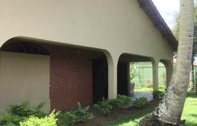 Imagem: A casa possui 4 Dormitórios, 4 Banheiros, 5 Vagas na garagem