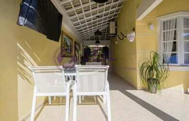 Imagem: A casa em condomínio possui 4 Dormitórios, 1 Banheiro, 3 Vagas