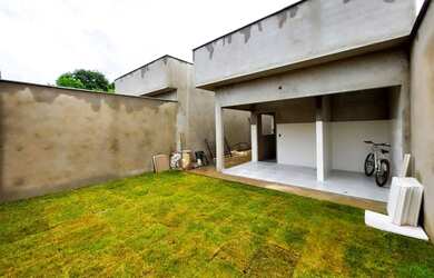 Imagem: A casa possui 3 Dormitórios, 2 Banheiros, 2 Vagas na garagem