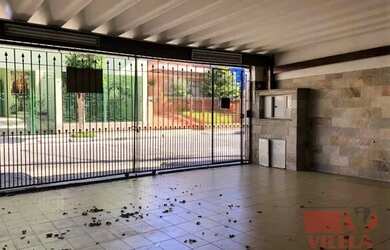 Imagem: A casa possui 3 Dormitórios, 3 Banheiros, 3 Vagas na garagem