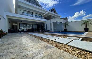 Imagem: A casa em condomínio possui 4 Dormitórios, 5 Banheiros, 2