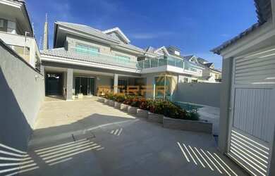 Imagem: A casa em condomínio para alugar possui 4 Dormitórios, 5 Banheiros