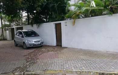 Imagem: A casa possui 4 Dormitórios, 3 Banheiros, 4 Vagas na garagem