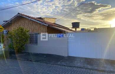 Imagem: A casa possui 2 Dormitórios, 2 Banheiros, 2 Vagas na garagem