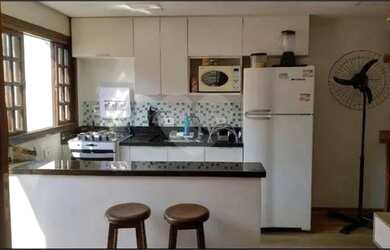 Imagem: A casa possui 3 Dormitórios, 4 Banheiros, 5 Vagas na garagem