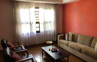 Imagem: A casa possui 3 Dormitórios, 4 Banheiros, 5 Vagas na garagem