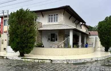 Imagem: A casa possui 4 Dormitórios, 4 Banheiros, 2 Vagas na garagem