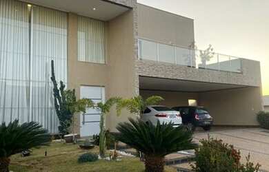 Imagem: A casa em condomínio possui 4 Dormitórios, 5 Banheiros e 404m²