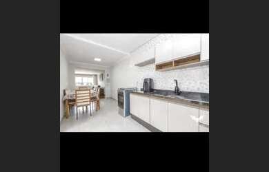 Imagem: A casa em condomínio possui 3 Dormitórios, 1 Banheiro, 2 Vagas