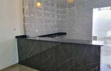 Imagem: A casa possui 3 Dormitórios, 2 Banheiros, 2 Vagas na garagem