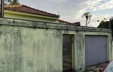 Imagem 2: Casa no Centro. 217m² de Área, 2 Vagas na garageme4 Dormitórios