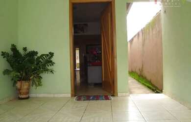 Imagem: A casa possui 2 Dormitórios, 1 Banheiro, 1 Vaga na garagem