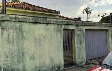 Imagem: A casa possui 4 Dormitórios, 2 Banheiros, 2 Vagas na garagem