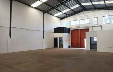 Imagem: O depósito possui 5 Vagas na garagem, 660m² de Área e está