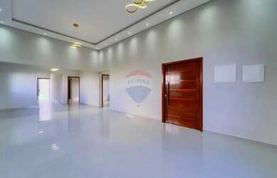 Imagem: A casa possui 3 Dormitórios, 2 Banheiros, 2 Vagas na garagem