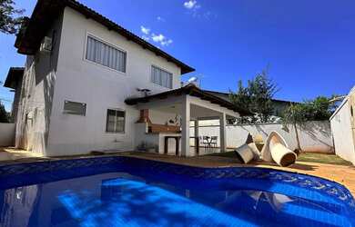 Imagem: A casa em condomínio possui 4 Dormitórios, 5 Banheiros, 5