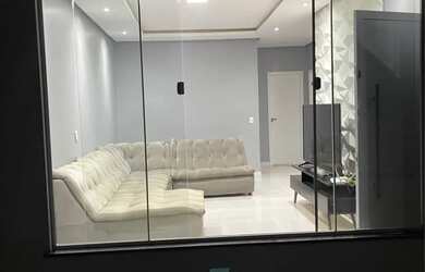 Imagem: A casa possui 2 Dormitórios, 1 Banheiro, 2 Vagas na garagem