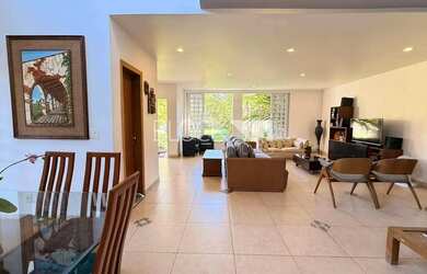 Imagem: A casa possui 5 Dormitórios, 5 Banheiros, 5 Vagas na garagem