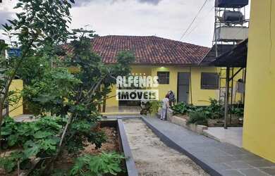 Imagem: A casa possui 3 Dormitórios, 1 Banheiro, 3 Vagas na garagem