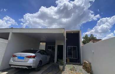 Imagem: A casa possui 3 Dormitórios, 2 Banheiros, 2 Vagas na garagem