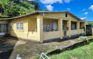 Imagem: A casa possui 5 Dormitórios, 3 Banheiros, 2 Vagas na garagem