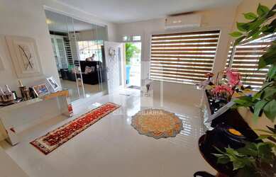 Imagem: A casa possui 3 Dormitórios, 4 Banheiros, 4 Vagas na garagem