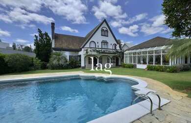 Imagem: A casa em condomínio possui 5 Dormitórios, 5 Banheiros, 5