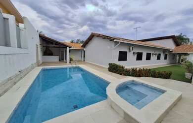 Imagem: A casa possui 4 Dormitórios, 5 Banheiros, 5 Vagas na garagem