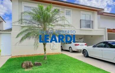 Imagem: A casa em condomínio possui 4 Dormitórios, 2 Banheiros, 4