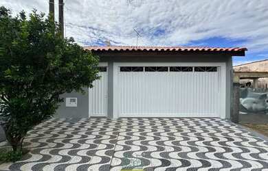 Imagem: A casa possui 2 Dormitórios, 1 Banheiro, 2 Vagas na garagem