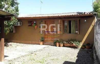 Imagem: A casa possui 3 Dormitórios, 2 Banheiros, 2 Vagas na garagem