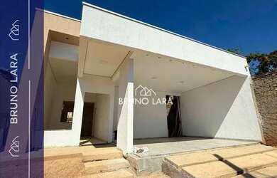 Imagem: A casa possui 3 Dormitórios, 1 Banheiro, 2 Vagas na garagem