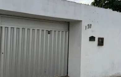 Imagem: A casa possui 2 Dormitórios, 2 Banheiros e 2 Vagas na garagem