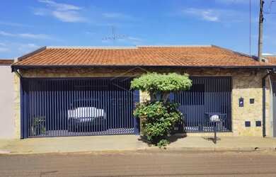 Imagem: A casa possui 2 Dormitórios, 3 Banheiros, 3 Vagas na garagem