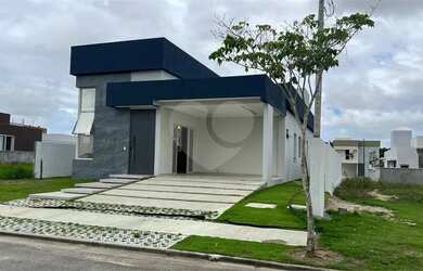 Imagem: A casa possui 4 Dormitórios, 5 Banheiros, 2 Vagas na garagem