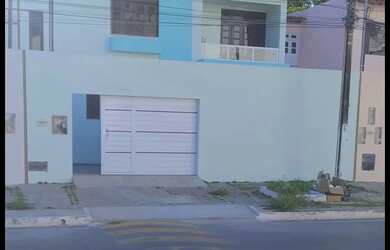 Imagem: A casa possui 3 Dormitórios, 3 Banheiros, 2 Vagas na garagem