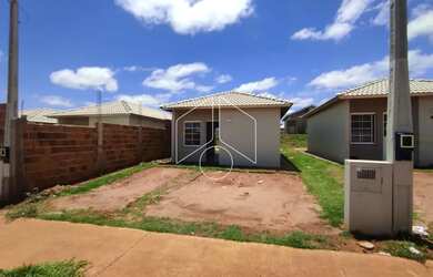 Imagem: A casa possui 2 Dormitórios, 1 Banheiro, 2 Vagas na garagem