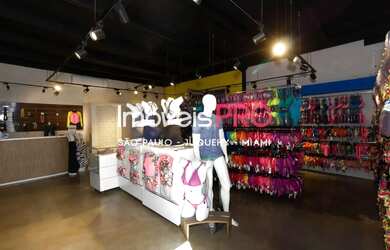 Imagem: O depósito possui 4 Vagas na garagem, 320m² de Área e está