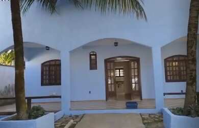 Imagem: A casa possui 3 Dormitórios, 3 Banheiros, 2 Vagas na garagem