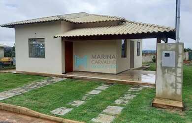 Imagem: A casa possui 3 Dormitórios, 2 Banheiros, 1 Vaga na garagem