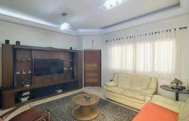 Imagem: A casa possui 3 Dormitórios, 4 Banheiros, 4 Vagas na garagem