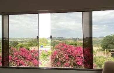 Imagem: A casa possui 3 Dormitórios, 3 Banheiros, 5 Vagas na garagem