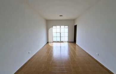 Imagem: A casa possui 3 Dormitórios, 2 Banheiros, 1 Vaga na garagem