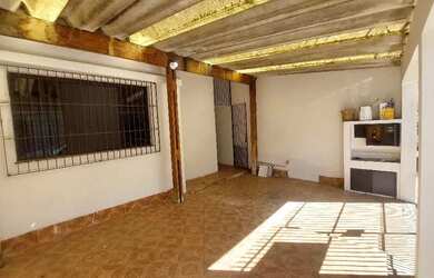 Imagem: A casa possui 5 Dormitórios, 3 Banheiros, 2 Vagas na garagem