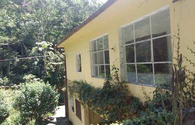 Imagem: A casa possui 3 Dormitórios, 1 Banheiro, 1 Vaga na garagem