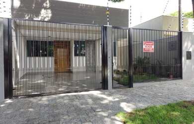 Imagem: A casa possui 3 Dormitórios, 3 Banheiros, 3 Vagas na garagem