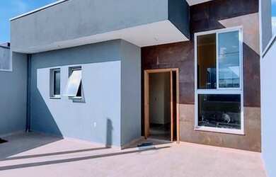 Imagem: A casa possui 3 Dormitórios, 1 Banheiro, 2 Vagas na garagem