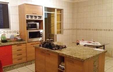 Imagem: O apartamento possui 3 Dormitórios, 1 Banheiro, 1 Vaga na garagem