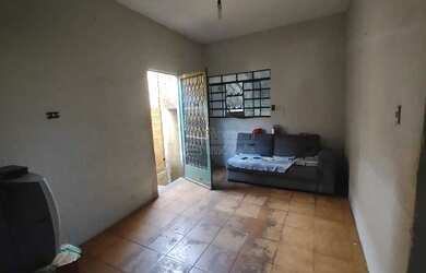 Imagem: A casa possui 2 Dormitórios, 1 Banheiro, 1 Vaga na garagem